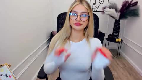 Snapshot of selenaemoore chatting on 23, 11, 2025 selenaemoore online show from 23, 11, 2025