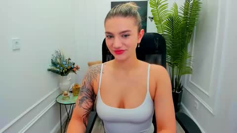 Snapshot of selenaemoore chatting on 25, 11, 2025 selenaemoore online show from 25, 11, 2025