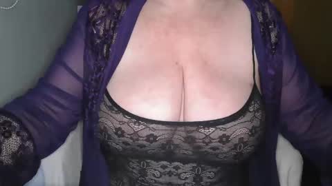 Snapshot of sensual_cris chatting on 5, 1, 2025 CRIS  online show from 5, 1, 2025