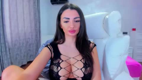 Snapshot of sensualreyna chatting on 28, 3, 2026 EllaRossa online show from 28, 3, 2026