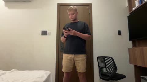 Snapshot of sexual_sbotage chatting on 24, 4, 2026 Max Leman online show from 24, 4, 2026