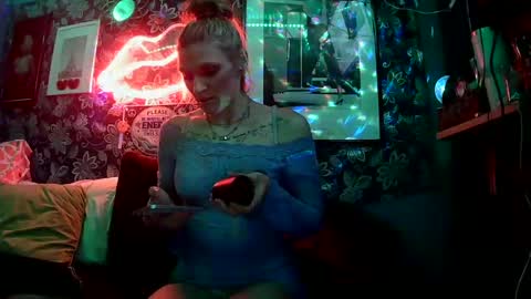 Snapshot of sexxileeah42o chatting on 28, 10, 2025 Leeah CloudZzz online show from 28, 10, 2025