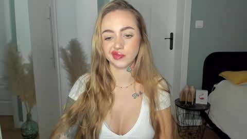 Snapshot of sexy_coralie chatting on 28, 3, 2026 C o r a l i e online show from 28, 3, 2026