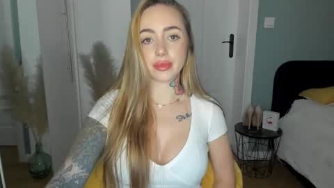 Snapshot of sexy_coralie chatting on 8, 4, 2026 C o r a l i e online show from 8, 4, 2026
