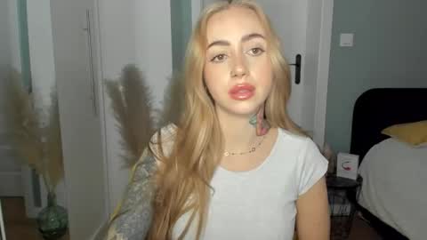 Snapshot of sexy_coralie chatting on 10, 4, 2026 C o r a l i e online show from 10, 4, 2026