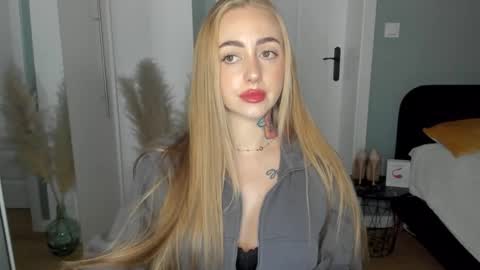Snapshot of sexy_coralie chatting on 13, 4, 2026 C o r a l i e online show from 13, 4, 2026