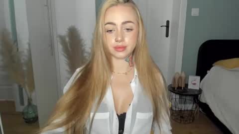 Snapshot of sexy_coralie chatting on 15, 4, 2026 C o r a l i e online show from 15, 4, 2026