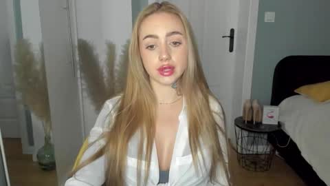 Snapshot of sexy_coralie chatting on 29, 4, 2026 C o r a l i e online show from 29, 4, 2026