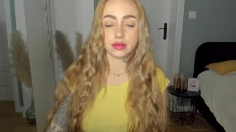 Snapshot of sexy_coralie chatting on 30, 4, 2026 C o r a l i e online show from 30, 4, 2026