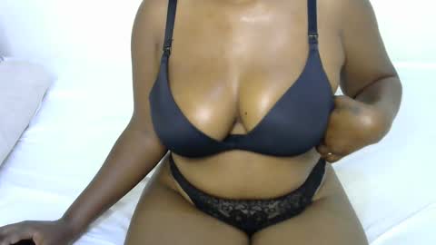 Snapshot of sexy_curvy2 chatting on 6, 10, 2025 bubble online show from 6, 10, 2025