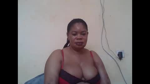 Snapshot of sexydove2 chatting on 28, 11, 2025 EMILY online show from 28, 11, 2025