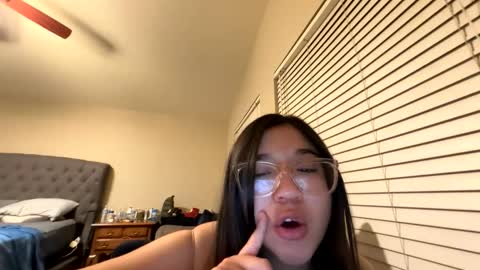 sexylatina22493587 online show from 4, 3, 2026