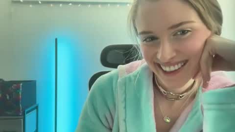 Snapshot of shadebabe chatting on 31, 5, 2026 shadebabe online show from 31, 5, 2026