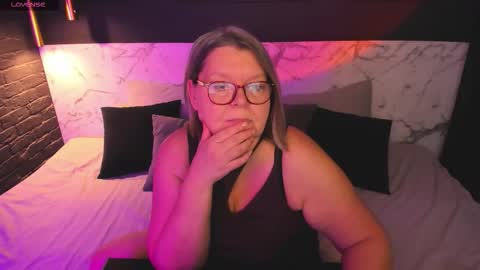 Snapshot of shannonshine chatting on 3, 11, 2025 Shannon online show from 3, 11, 2025