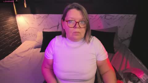 Snapshot of shannonshine chatting on 17, 11, 2025 Shannon online show from 17, 11, 2025