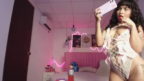 Snapshot of sheyla_vegas chatting on 28, 10, 2025 sheyla_vegas online show from 28, 10, 2025