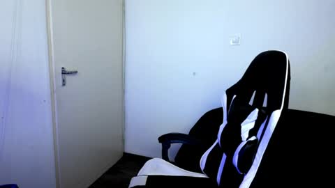 shy_nerd_babyy online show from 28, 7, 2026
