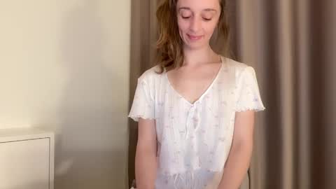 Snapshot of shy_schoolgirl_ chatting on 7, 5, 2026 shy_schoolgirl_ online show from 7, 5, 2026
