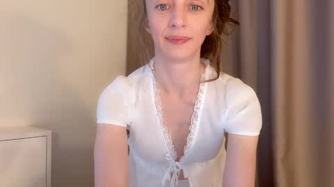 Snapshot of shy_schoolgirl_ chatting on 18, 5, 2026 shy_schoolgirl_ online show from 18, 5, 2026