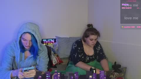 Snapshot of shyohiogirl chatting on 7, 4, 2026 Hippie online show from 7, 4, 2026