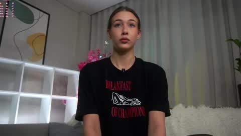 Snapshot of signehinz chatting on 28, 9, 2025 Eva online show from 28, 9, 2025