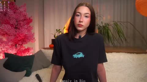 Snapshot of signehinz chatting on 24, 10, 2025 Eva online show from 24, 10, 2025