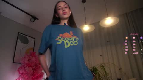 Snapshot of signehinz chatting on 6, 11, 2025 Eva online show from 6, 11, 2025