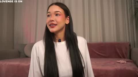 Snapshot of signehinz chatting on 5, 12, 2025 Eva online show from 5, 12, 2025