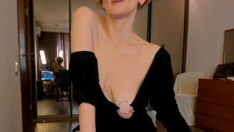 Snapshot of simonadebeauvoir chatting on 1, 4, 2026 Simona online show from 1, 4, 2026