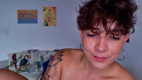 Snapshot of simone_4201 chatting on 15, 10, 2025 Sim. online show from 15, 10, 2025