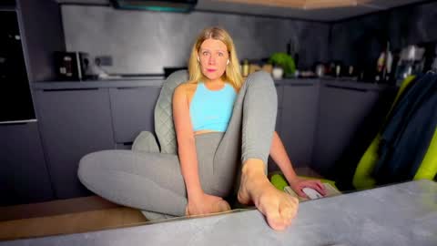 Snapshot of simply_sasha chatting on 7, 4, 2026 A present for me online show from 7, 4, 2026