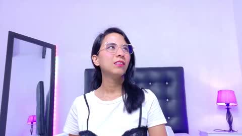 skinny_hottie18 online show from 13, 9, 2025