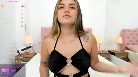 Snapshot of skinny_laura chatting on 4, 4, 2026 online show from 4, 4, 2026