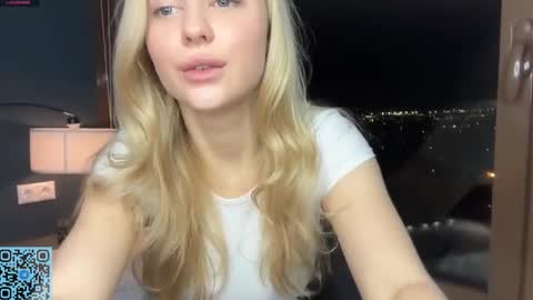 Snapshot of skyeveil chatting on 2, 11, 2025 Skye online show from 2, 11, 2025