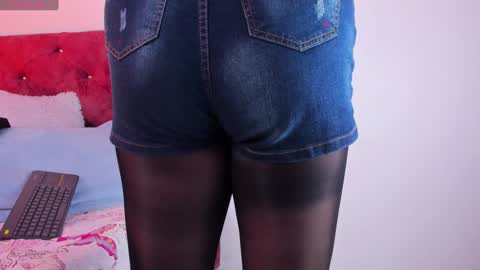 Snapshot of skyhotgirl chatting on 1, 2, 2025 Sky online show from 1, 2, 2025