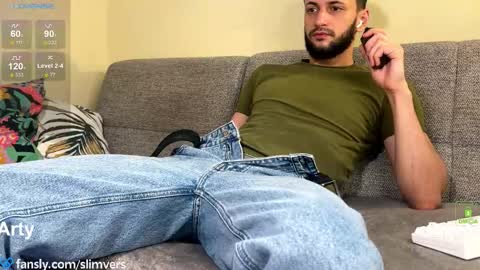 Snapshot of slimvers chatting on 23, 12, 2025 Art online show from 23, 12, 2025