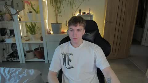 Snapshot of slippery_baby chatting on 10, 2, 2025 Mila online show from 10, 2, 2025