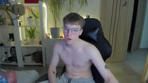 Snapshot of slippery_baby chatting on 13, 2, 2025 Mila online show from 13, 2, 2025