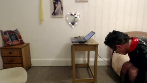 Snapshot of slutsuzy chatting on 8, 1, 2025 Slut Suzy online show from 8, 1, 2025