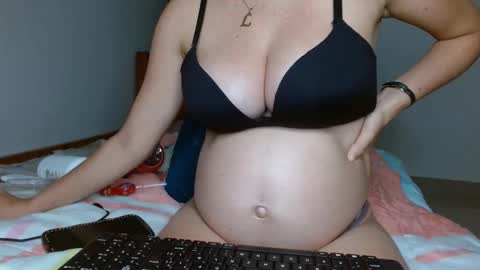 Snapshot of smallbrenda21 chatting on 30, 10, 2025 brenda online show from 30, 10, 2025