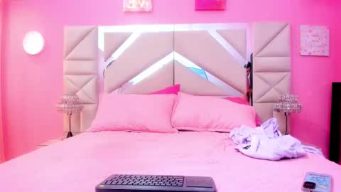 Snapshot of smith_abigail15 chatting on 20, 11, 2025 milk girl online show from 20, 11, 2025