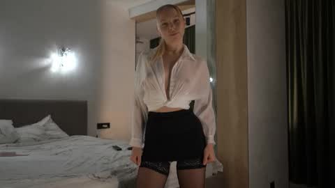 Snapshot of snow_is_falling chatting on 14, 10, 2025 Candice Snow online show from 14, 10, 2025