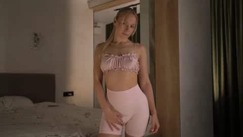 Candice Snow online show from 25, 10, 2025