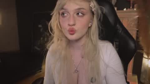 Snapshot of snowflakeskitty chatting on 28, 6, 2026 Ellie online show from 28, 6, 2026