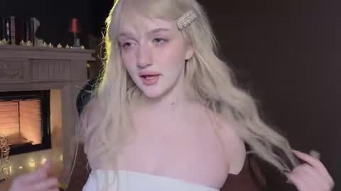 Snapshot of snowflakeskitty chatting on 18, 7, 2026 Ellie online show from 18, 7, 2026