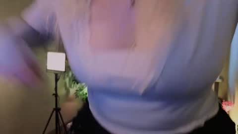 Snapshot of snowflakeskitty chatting on 26, 7, 2026 Ellie online show from 26, 7, 2026