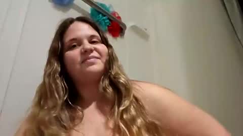 Snapshot of snowwfoxxx chatting on 21, 4, 2026 SnowwFoxxx online show from 21, 4, 2026