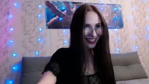 SnowWhate 00 online show from 25, 6, 2026