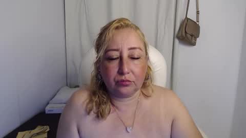 Snapshot of soffi_hott chatting on 4, 10, 2025 soffi_hott online show from 4, 10, 2025