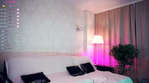 Snapshot of sofiabruno chatting on 9, 12, 2024 Hi My name is Sofia Welcome to my room Please thumbs up - its important online show from 9, 12, 2024